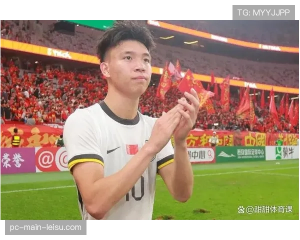 特写瞬间：加拿大U23球员在世界杯资格赛轰出再见本垒打后与队友相拥